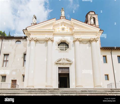 Foto panoramica della facciata principale della Chiesa del Carmine a Taranto