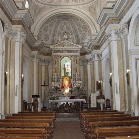 Foto degli interni della Chiesa del Carmine, con focus sulle statue o sugli stucchi