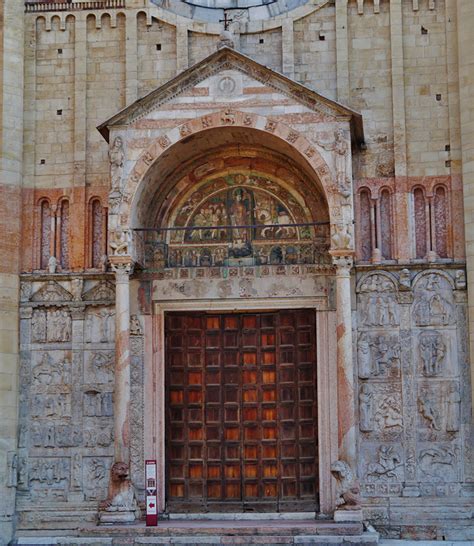 Foto dettagliata del portale romanico che ospita le porte bronzee del Santuario di San Michele