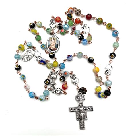 immagini iconiche di rosari usati come accessori di moda