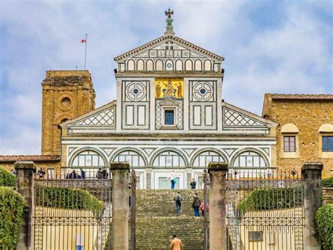 Affresco o miniatura raffigurante San Miniato che sale al monte portando il proprio capo