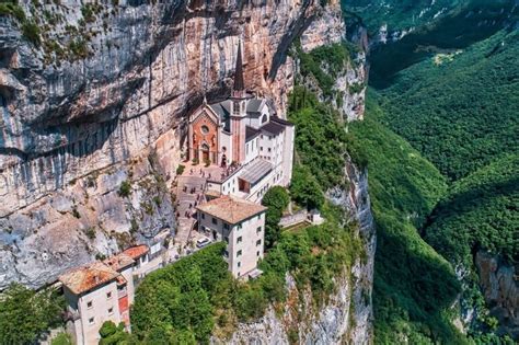 Santuario Madonna della Corona incastonato nella parete rocciosa del Monte Baldo