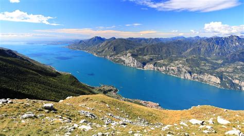 Panorama mozzafiato del Lago di Garda visto dal Monte Baldo