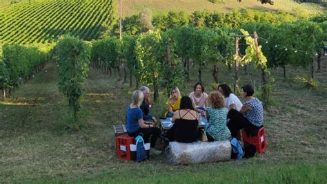Foto di famiglia che ritrae Elio e Silvia Altare tra i filari dei vigneti di La Morra.