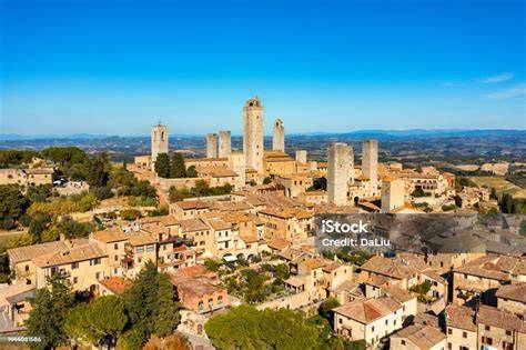 Veduta esterna dell'Abbazia di Saint-Ouen con le sue torri gotiche e l'architettura intricata