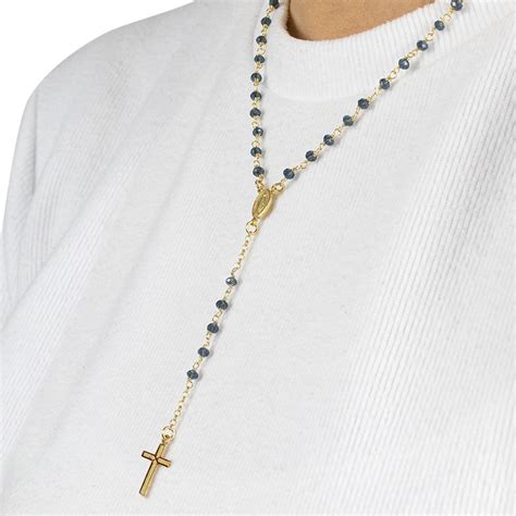 Foto di alta qualità di una collana rosario Amen indossata, che mostra i dettagli della croce e della medaglietta.