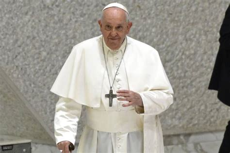Ritratto di Papa Francesco, intento a parlare durante un'udienza.