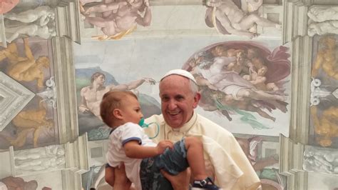 Bambini che ricevono il battesimo nella Cappella Sistina.