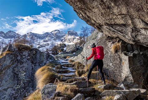 Foto suggestiva che ritrae un sentiero di montagna verso un luogo di pellegrinaggio, simbolo del cammino di fede.