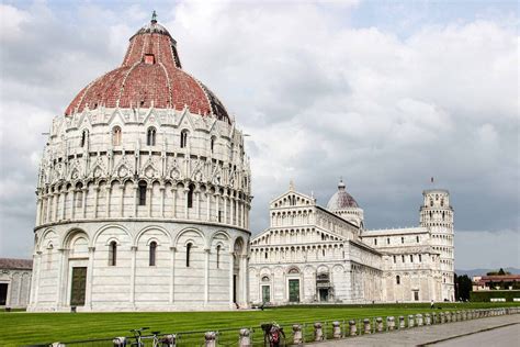 Foto esterna della Cattedrale e del Battistero di Pisa, con turisti che osservano le facciate