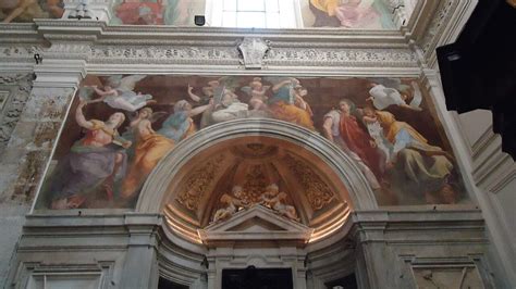Foto dell'interno della chiesa con gli affreschi e l'altare