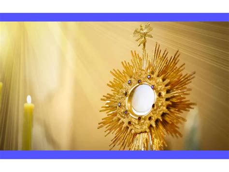 Foto evocativa di un sacerdote in preghiera davanti al tabernacolo, simbolo del prolungamento dell'atto liturgico nella vita quotidiana.