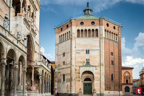 Interno del Battistero di Cremona, mostrando l'ampiezza e la luce che filtra dalle bifore.