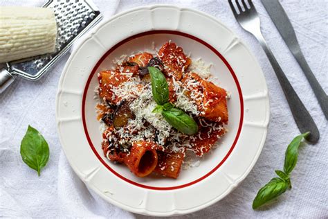 Piatto di pasta fresca tipica siciliana
