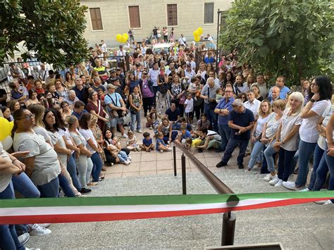 Foto tematica: Rappresentazione simbolica di una persona comune che vive la fede nel contesto lavorativo o familiare quotidiano.