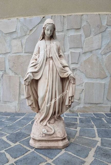 Foto di diverse statue della Madonna per esterno in vari giardini