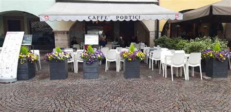 Veduta esterna del bar situato sotto i portici di fronte alla facciata della Cattedrale di San Pietro Apostolo a Isernia