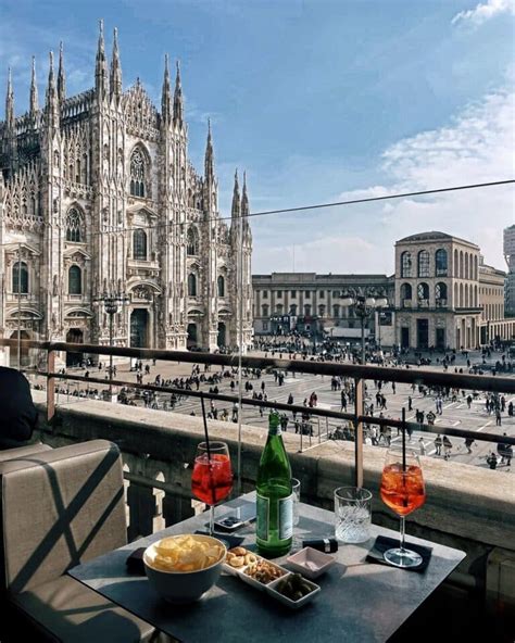 Dettaglio di un aperitivo servito ai tavoli del bar con vista sulla piazza della Cattedrale