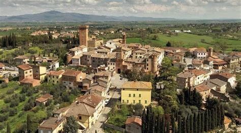 Veduta aerea del borgo storico di Marciano della Chiana con la torre