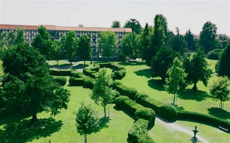 Foto panoramica della struttura religiosa e degli spazi verdi di via Crea.