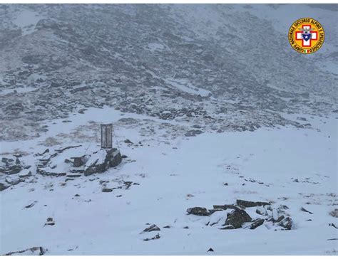 Veduta dell'Eremo degli Angeli situato nelle montagne lecchesi, immerso nel paesaggio alpino