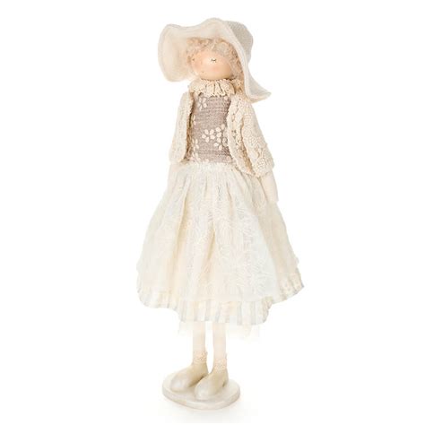 Collezione di bambole di stoffa con abiti eleganti e dettagli floreali