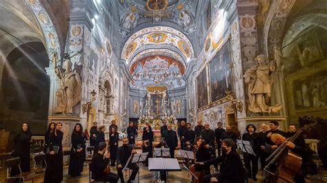 Coro polifonico che si esibisce sotto le volte di una cattedrale