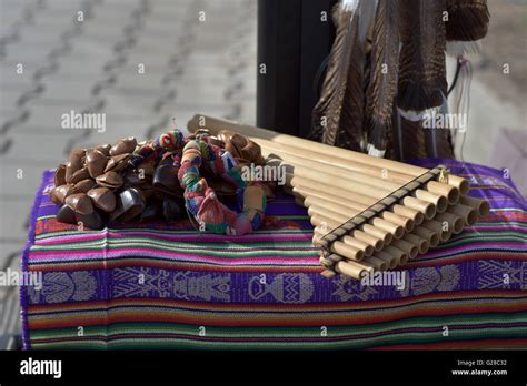 Illustrazione di strumenti musicali andini e coloniali affiancati, simboleggiando l'incontro culturale