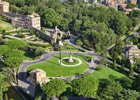 Foto aerea del Monastero Mater Ecclesiae nei Giardini Vaticani, immerso nel verde