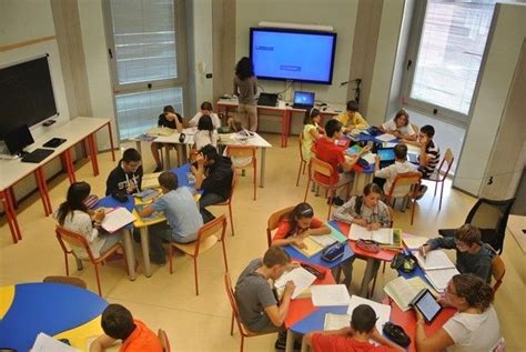 Foto di studenti impegnati in attività didattiche con strumenti informatici