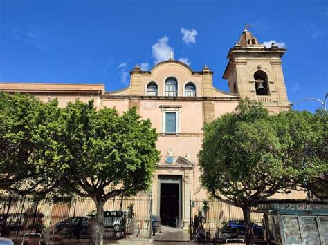 Foto esterna della Chiesa di San Francesco di Paola con il campanile