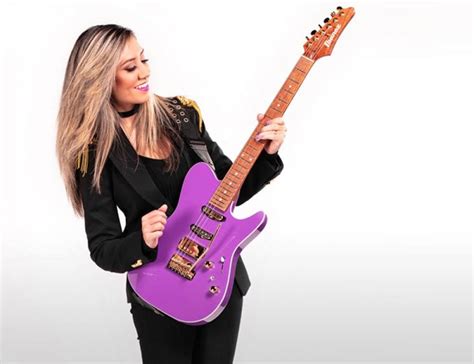 Foto ritratto di Lari Basilio con la sua chitarra Ibanez LB1