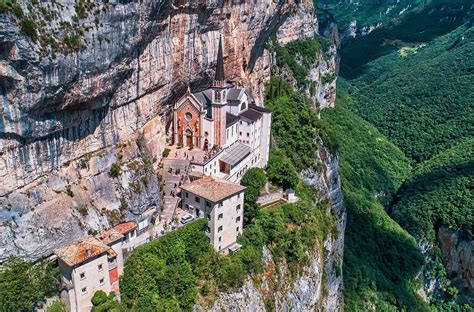 Santuario della Madonna della Corona incastonato nella parete rocciosa del Monte Baldo