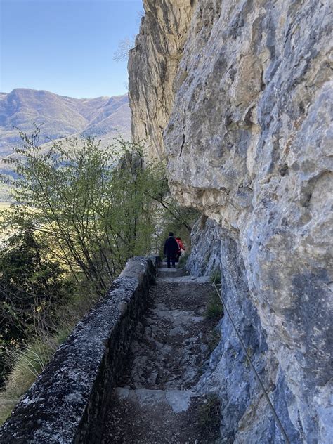 Escursionista sulla scalinata del Sentiero della Speranza con vista panoramica