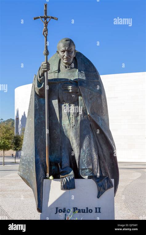 Statua in bronzo di Papa Giovanni Paolo II a Fatima, raffigurato in ginocchio