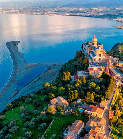 Veduta panoramica di Tindari con il Santuario e i Laghetti di Marinello