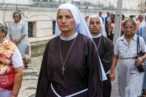 foto di Suore della Misericordia che assistono i malati in un ospedale moderno
