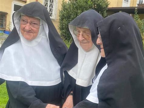 Le suore Bernadette, Regina e Rita nel convento
