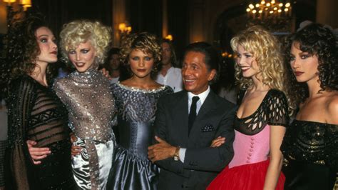 Madonna con il look dei primi anni '80 (pizzo, braccialetti, crocifissi)