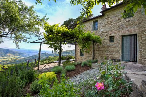 foto di un casolare rustico immerso nella campagna italiana