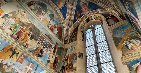 Dettaglio degli affreschi interni e della disposizione dell'esposizione permanente ospitata nella navata.