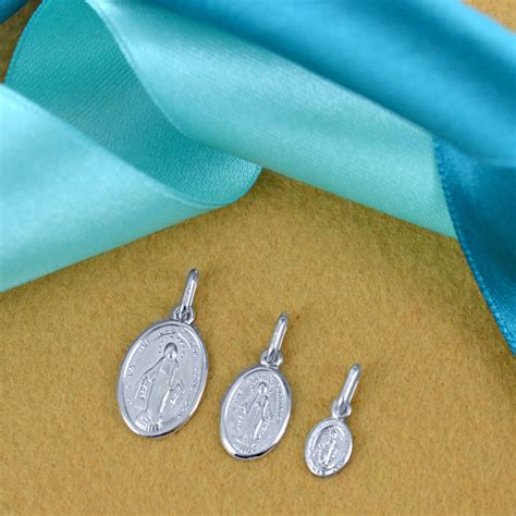 Medaglia della Madonna di Fátima in oro bianco 18k su fondo elegante