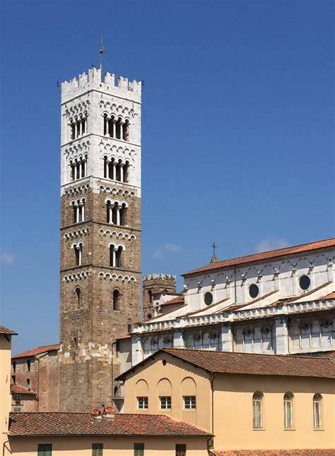 Campanile della Cattedrale di San Martino a Lucca con dettaglio della facciata