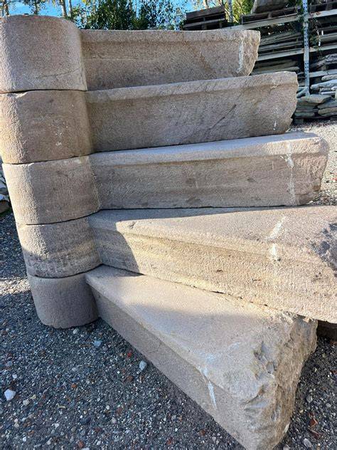 Dettaglio del basamento in pietra di Guamo del Campanile di Lucca