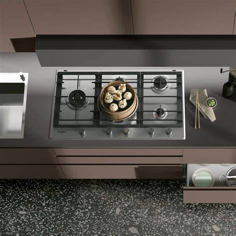 I differenti materiali e stili dei livelli superiori del campanile