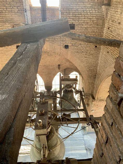 Dettaglio delle campane all'interno della cella campanaria
