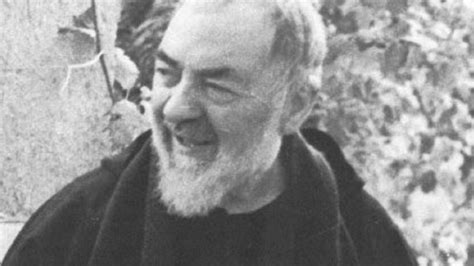 Ritratto fotografico di Padre Pio in un momento di serenità nel convento di San Giovanni Rotondo