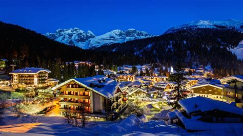 Vista panoramica del Laghetto di Campiglio con le montagne circostanti
