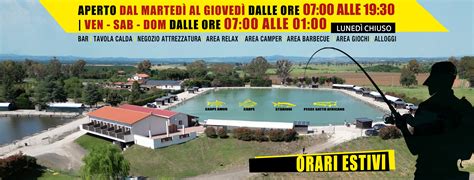 Interno dello chalet sul lago con materiale per la pesca
