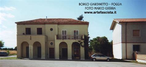 Veduta d'insieme della piazza centrale di Borgo Giardinetto con gli edifici storici che si affacciano sul sagrato